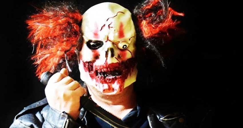 Con máscara de payaso, padre persigue y asusta a hija; lo detienen