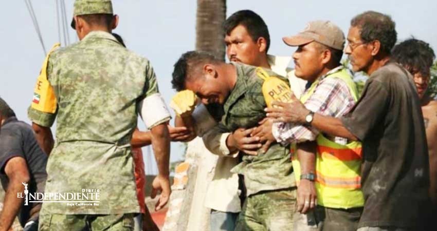 Sufre y llora soldado tras rescatar los restos de una madre e hija