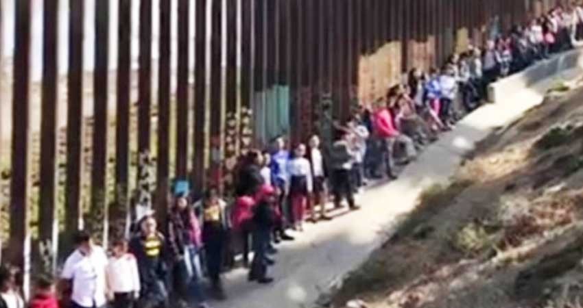 Desde la frontera niños entonan ‘México lindo y querido'