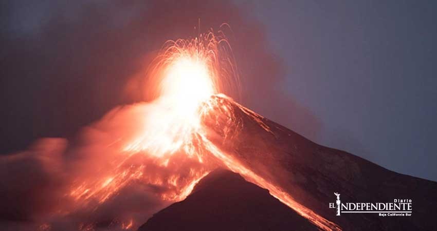 Volcán de Fuego de Guatemala entra en erupción