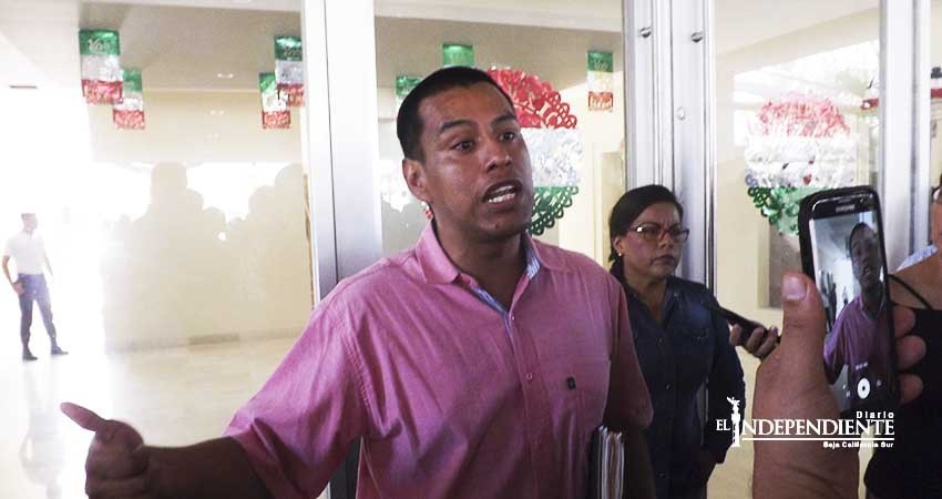 Protestan docentes, padres y alumnos del Conalep; piden al gobierno solucionar huelga