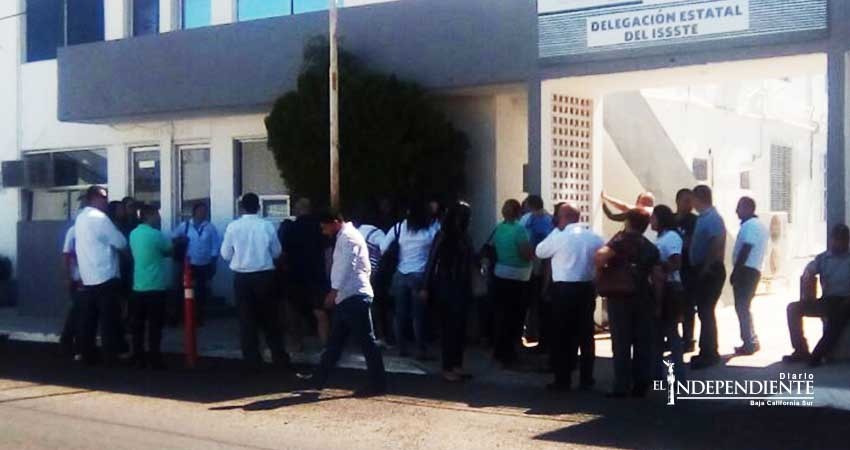 Sindicalizados de ISSSTE piden quitar candados para préstamos de hojas cafés