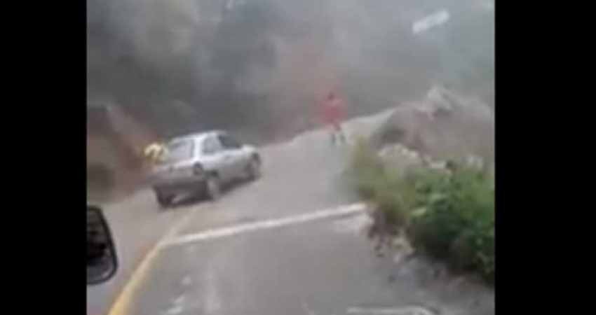 Video: Captan deslave en cerro de Oaxaca Video: Captan deslave en cerro de Oaxaca