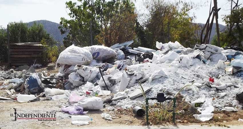 Han cancelado concesiones de transporte de carga por tirar materiales en arroyos de Los Cabos