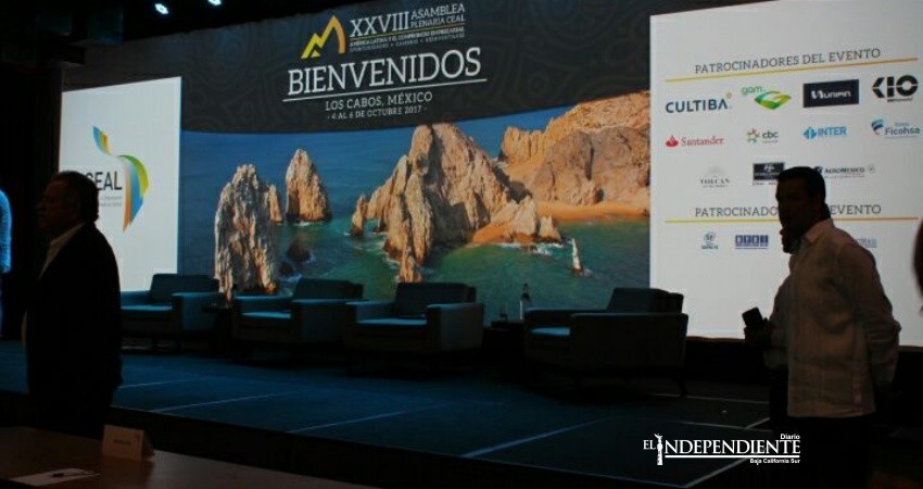 Sacan a la prensa de una asamblea donde participa Felipe Calderón en Los Cabos