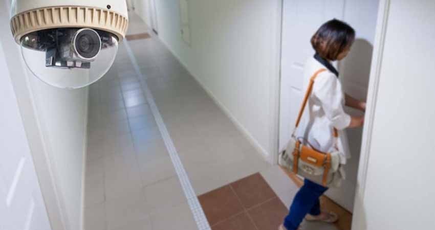 Hacker espía a mujer a través de la cámara de vigilancia de su casa Hacker espía a mujer a través de la cámara de vigilancia de su casa