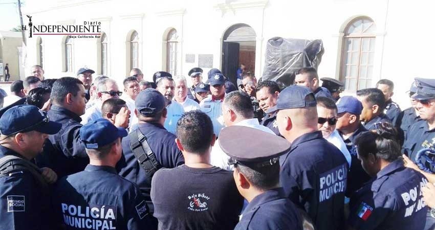 Protestan policías de Los Cabos ante notificación de despido Protestan policías de Los Cabos ante notificación de despido