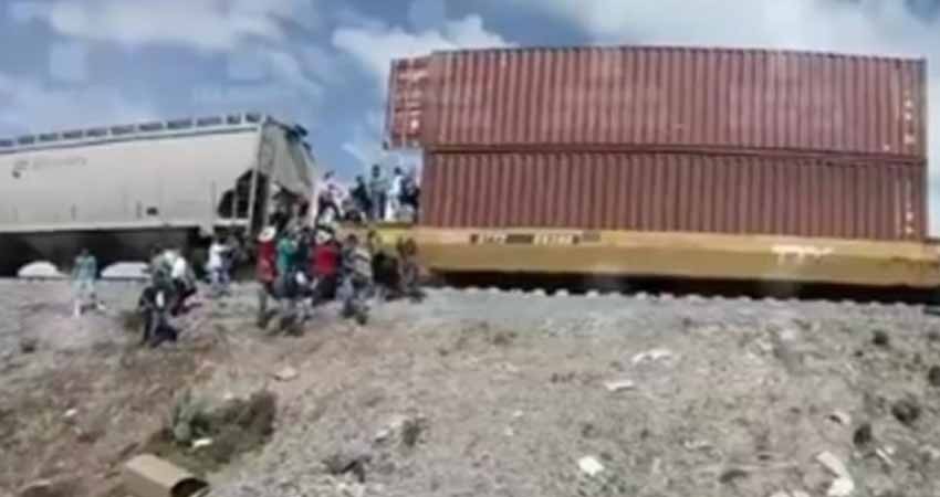 Arman cadena humana para saquear trenes en Puebla Arman cadena humana para saquear trenes en Puebla