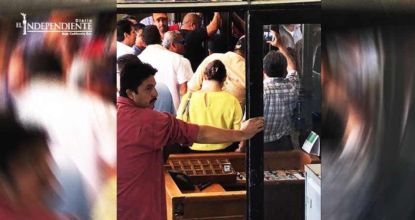 Provocan disturbio para ser recibidos en reunión del Congreso de BCS Provocan disturbio para ser recibidos en reunión del Congreso de BCS
