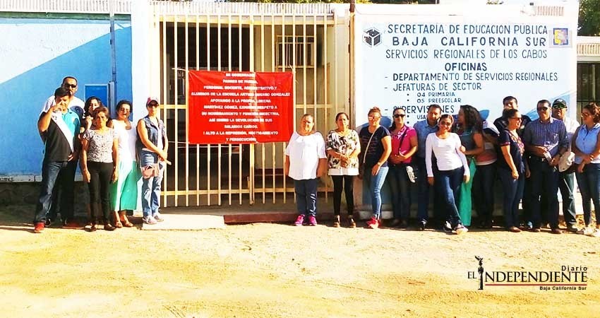 Docentes de escuela Arturo Guerrero cierran instalaciones de SEP en Los Cabos