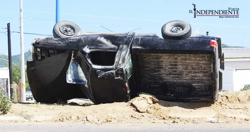 Espectacular volcadura en la colonia Buenos Aires deja una joven lesionada