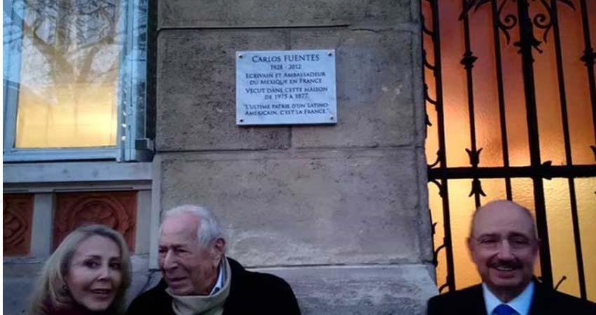 Con placa, recuerdan a Carlos Fuentes en París Con placa, recuerdan a Carlos Fuentes en París
