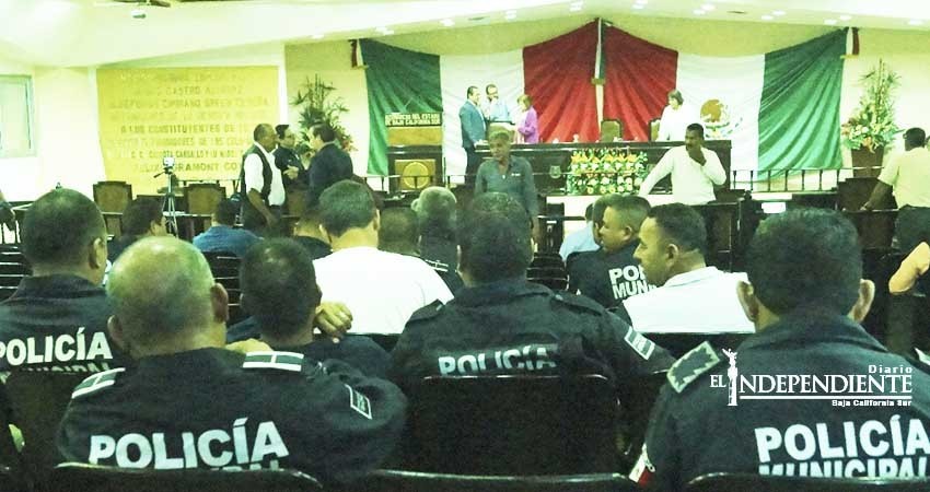 Plantan diputados a policías de La Paz; Comisión de Seguridad afirma que no había cita pactada Plantan diputados a policías de La Paz; Comisión de Seguridad afirma que no había cita pactada