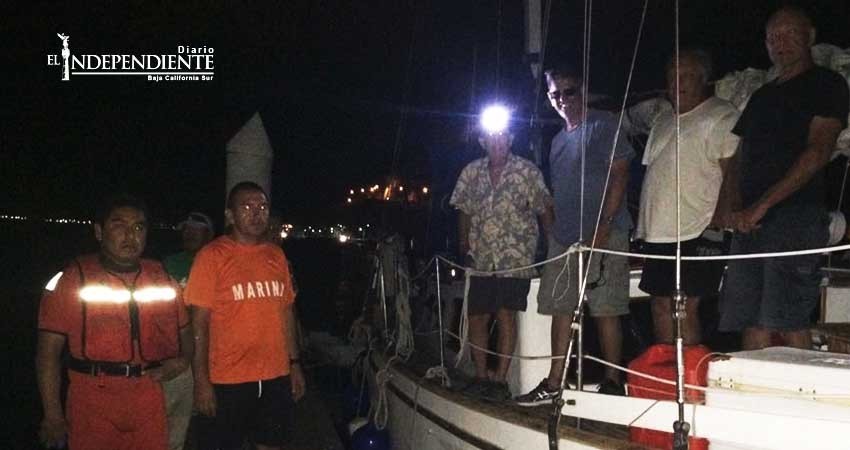 Elementos de la Secretaria de Marina rescataron a cuatro americanos que estaban a la deriva Elementos de la Secretaria de Marina rescataron a cuatro americanos que estaban a la deriva