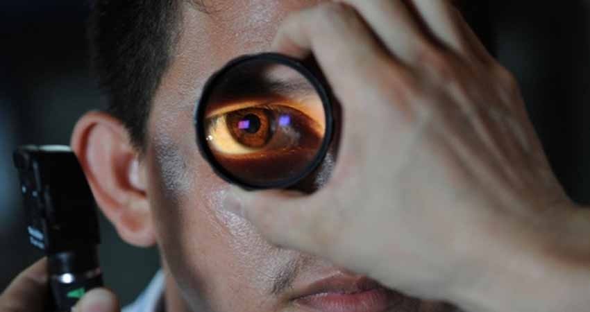 Si te la pasas ‘pegado’ al celular esto le puede pasar a tus ojos Si te la pasas ‘pegado’ al celular esto le puede pasar a tus ojos