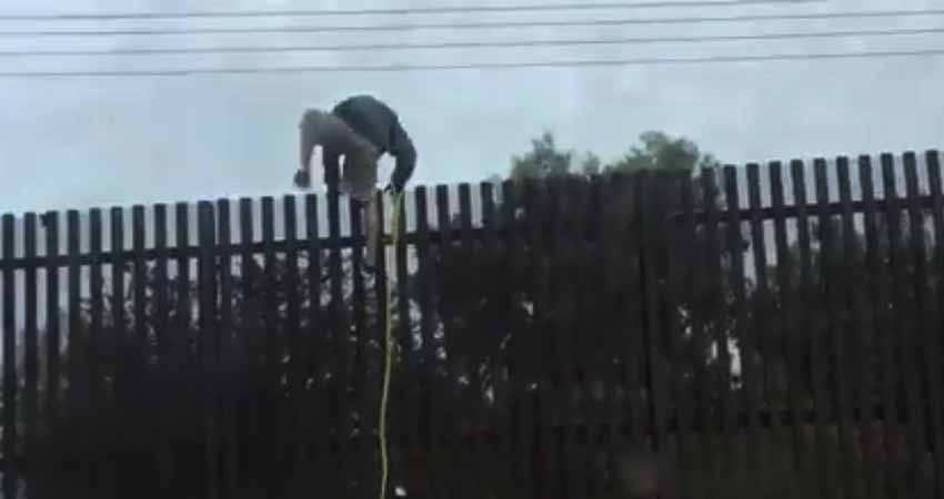 A la luz del día y con ayuda de dos hombres, salta el cerco fronterizo A la luz del día y con ayuda de dos hombres, salta el cerco fronterizo