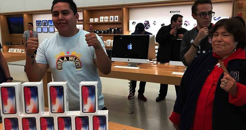 En plena euforia por el iPhone X este mexicano se compra ¡diez! En plena euforia por el iPhone X este mexicano se compra ¡diez!
