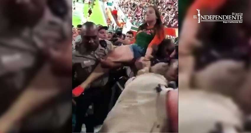Policía aplaca a mujer ebria con puñetazo en la cara Policía aplaca a mujer ebria con puñetazo en la cara