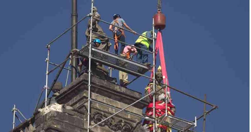 Desmontan ‘La Caridad’ de Tolsá de la Catedral Metropolitana Desmontan ‘La Caridad’ de Tolsá de la Catedral Metropolitana