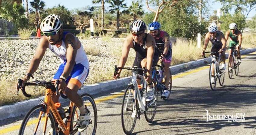 Atletas del Ironman entrenan a lo largo del corredor turístico Atletas del Ironman entrenan a lo largo del corredor turístico