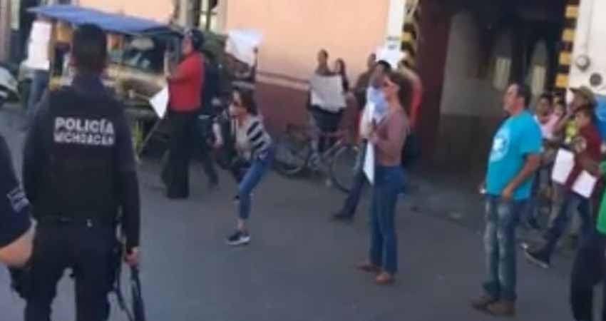 A huevazos despiden a secretario de Educación de Morelia A huevazos despiden a secretario de Educación de Morelia