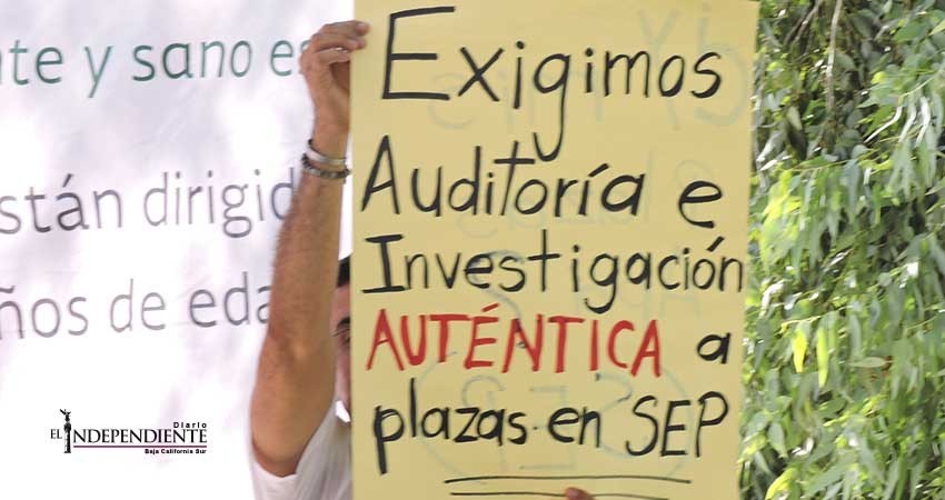 Protesta maestro del CESD por caso de nepotismo en SEP Protesta maestro del CESD por caso de nepotismo en SEP