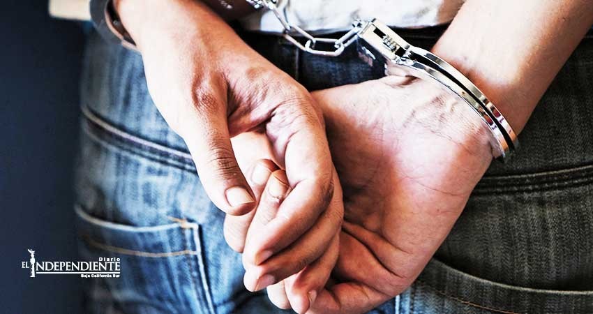 Fue detenido por el delito de robo Fue detenido por el delito de robo