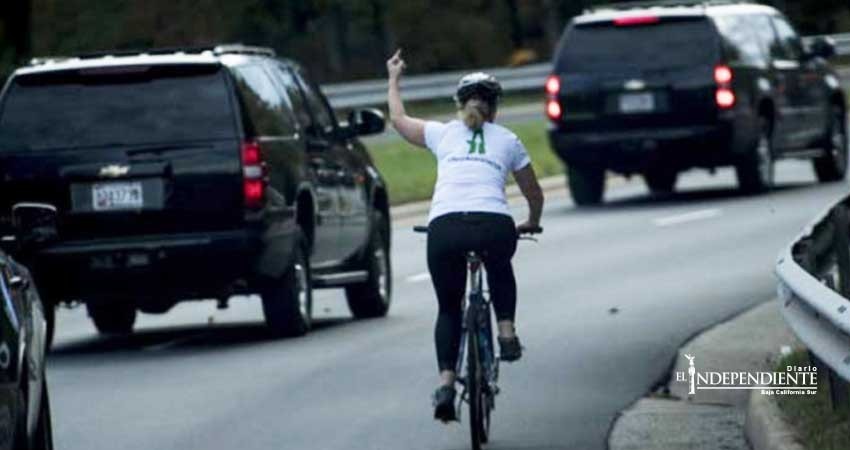 Juntan 'finiquito' de más de 100 mil dólares para mujer despedida por seña a Trump Juntan 'finiquito' de más de 100 mil dólares para mujer despedida por seña a Trump