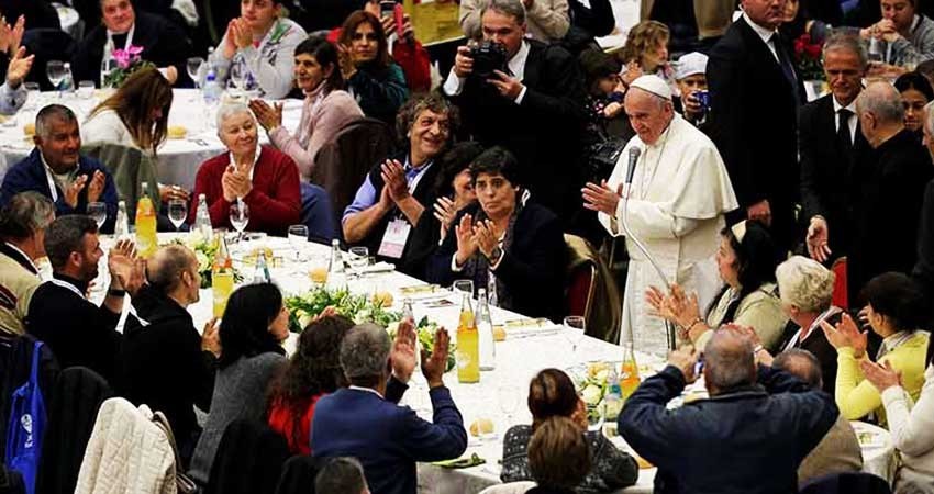 El papa Francisco agasaja a pobres con banquete en el Vaticano El papa Francisco agasaja a pobres con banquete en el Vaticano
