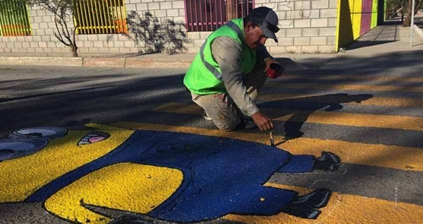 Artista fomenta cultura vial en Sonora con pinturas en el asfalto Artista fomenta cultura vial en Sonora con pinturas en el asfalto