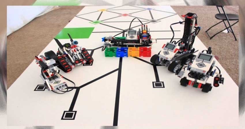 Estudiantes construyen robots con piezas de plástico Estudiantes construyen robots con piezas de plástico