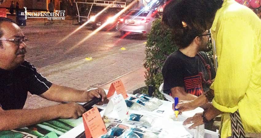 Recaban firmas para Marychuy en La Paz Recaban firmas para Marychuy en La Paz