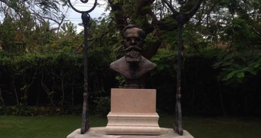 Develan busto de Carranza en casa del embajador de México en Cuba Develan busto de Carranza en casa del embajador de México en Cuba