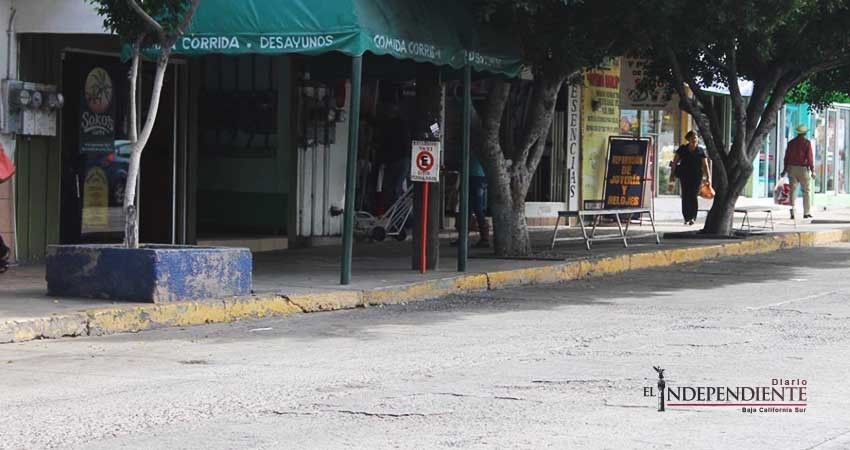 Sitios de taxis abusan de estacionamientos exclusivos en el Centro, denuncian comerciantes Sitios de taxis abusan de estacionamientos exclusivos en el Centro, denuncian comerciantes