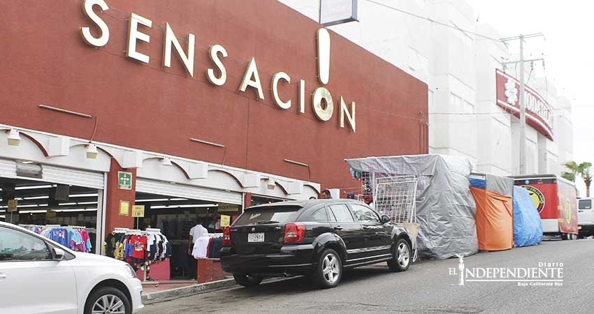 Ambulantes que se instalan en la calle obstruyen estacionamiento, denuncian comerciantes del Centro Ambulantes que se instalan en la calle obstruyen estacionamiento, denuncian comerciantes del Centro