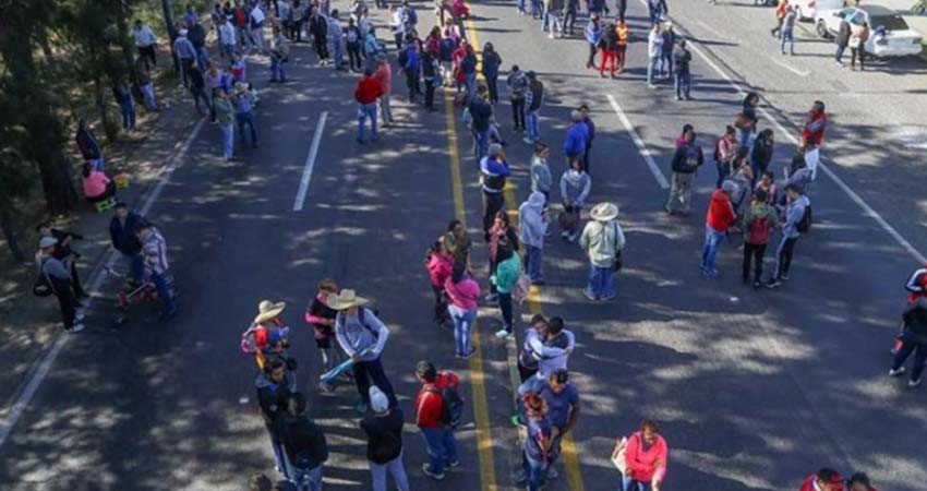 Maestros de la CNTE protestan por descuento de ISR en su aguinaldo Maestros de la CNTE protestan por descuento de ISR en su aguinaldo