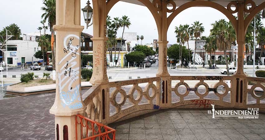 En franco deterioro el histórico Jardín Velasco y el kiosco del Malecón En franco deterioro el histórico Jardín Velasco y el kiosco del Malecón