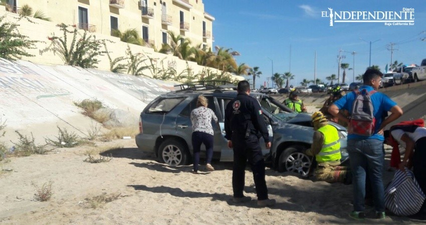 Cae vehículo a canal pluvial en CSL; adolescente de 14 años sale lesionada Cae vehículo a canal pluvial en CSL; adolescente de 14 años sale lesionada