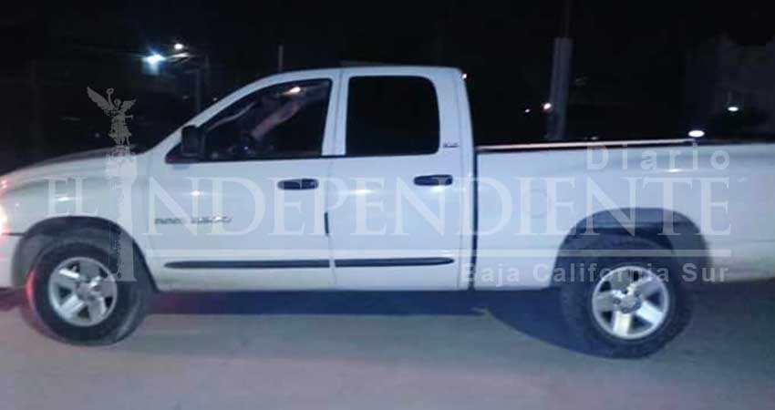 Tras persecución, sospechosos abandonan vehículo con tarjetas de crédito e identificaciones