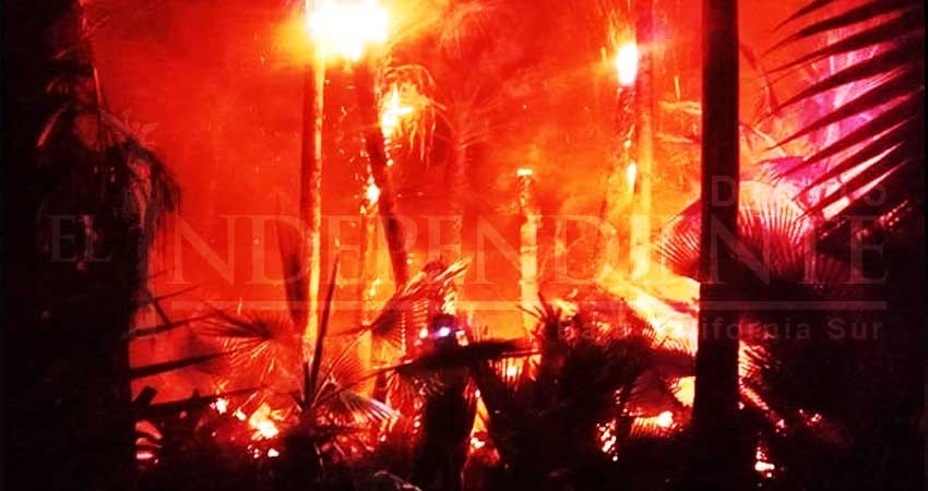 Arde en llamas “La cañada del diablo” en Todos Santos
