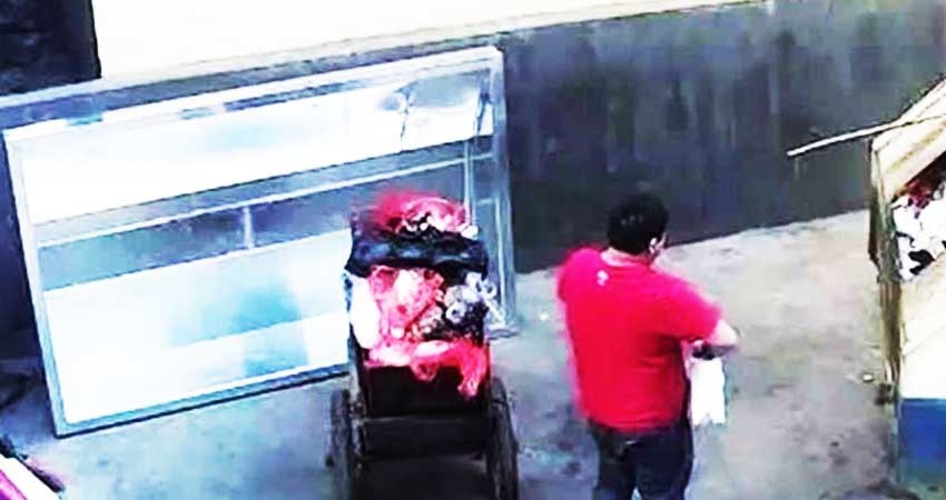 Cámaras captan a un hombre que tira a su bebé a la basura Cámaras captan a un hombre que tira a su bebé a la basura