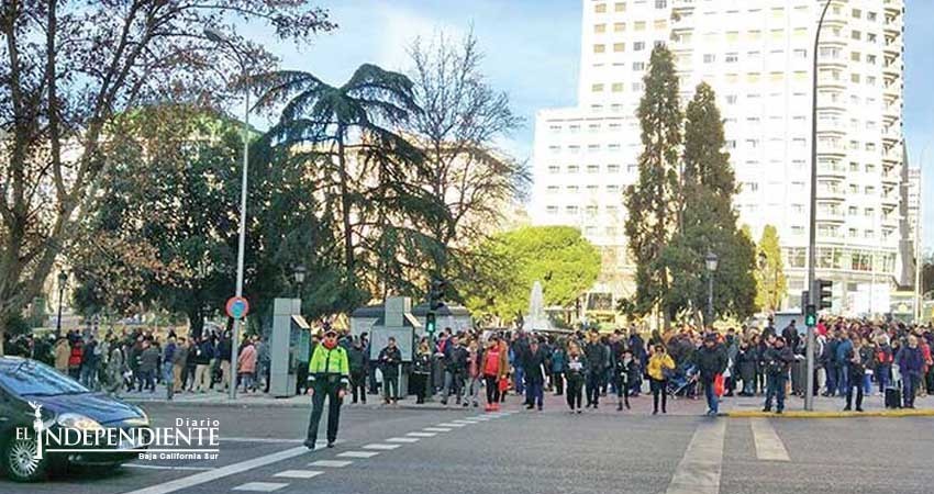 Miles hacen fila por empleo en un hotel de España