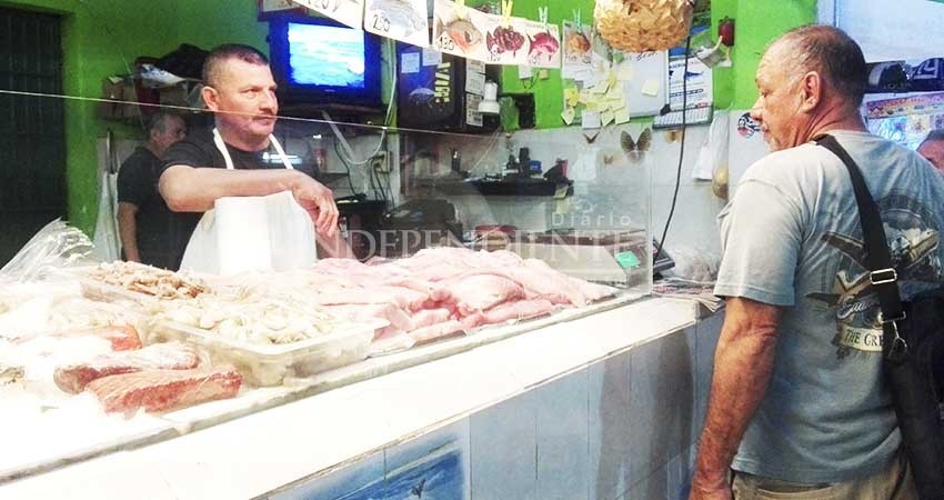 A pesar del viento y frío, pescaderías no reportan escasez de producto