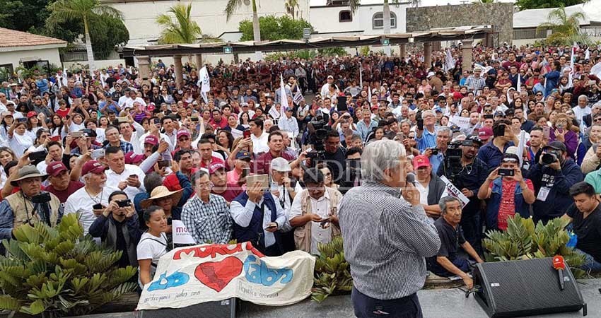 Durante visita a BCS, reafirma AMLO candidatura a senador de Victor Castro Durante visita a BCS, reafirma AMLO candidatura a senador de Victor Castro