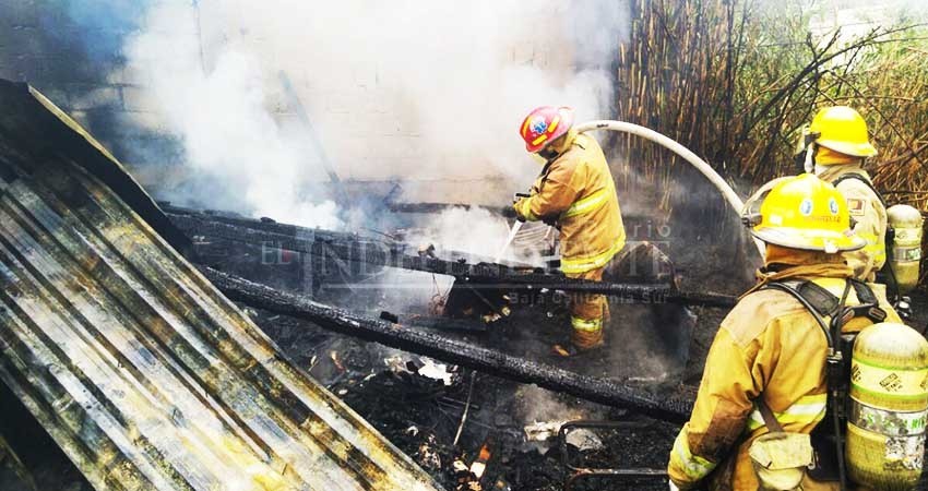 Fuego arrasa con casa de madera en Santa Rosa