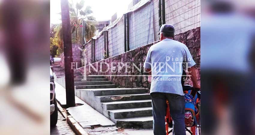 A pesar de millonaria inversión en el malecón, calles aledañas no están en condiciones para discapacitados