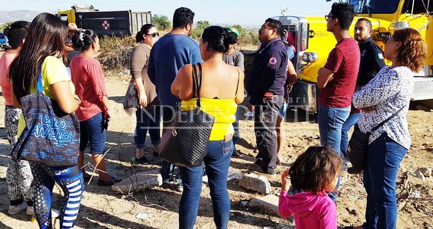 Se oponen colonos de Puerto Nuevo al retiro de escombro de edificio colapsado tras el paso de “Lidia”