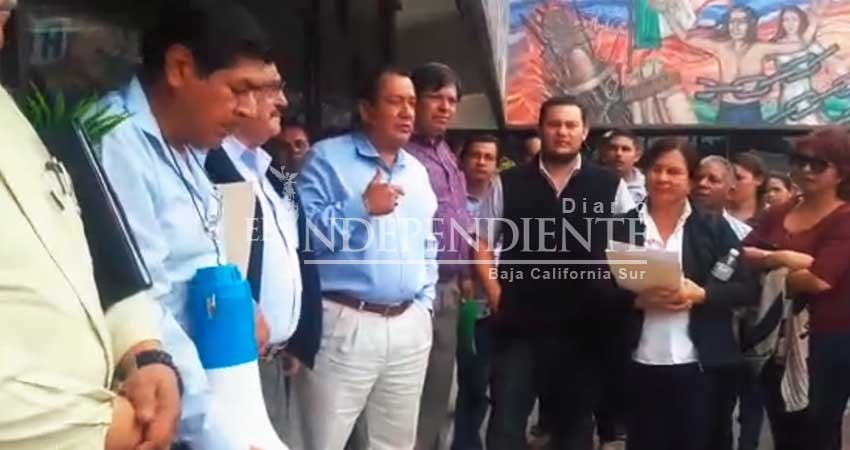 Protestan docentes homologados en centro SEP por falta de pagos