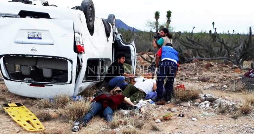 Una mujer sin vida y 6 lesionados tras volcadura de caravana de “Marichuy” Una mujer sin vida y 6 lesionados tras volcadura de caravana de “Marichuy”