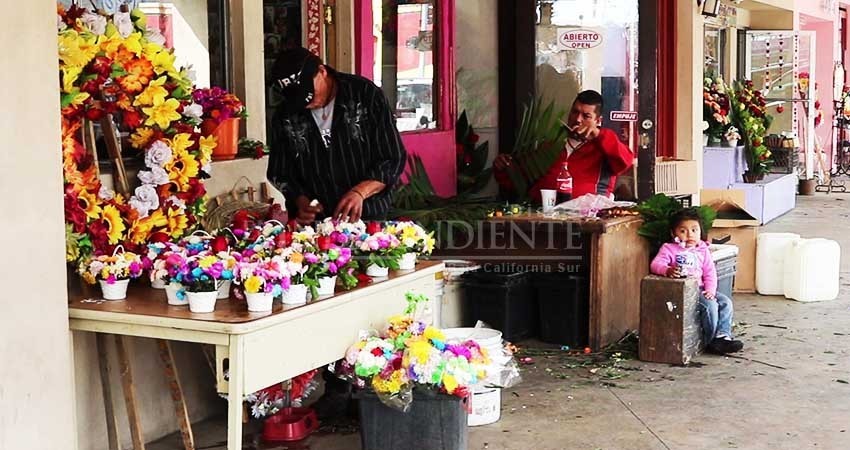 A pesar vencimiento de permisos continua venta de productos por San Valentín en la calle
